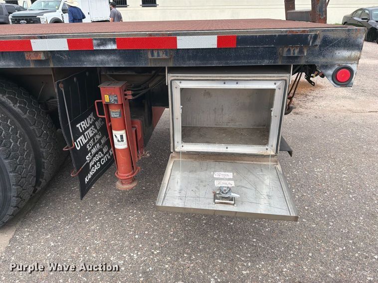 image for item MZ9846 2006 International 4300 crane truck