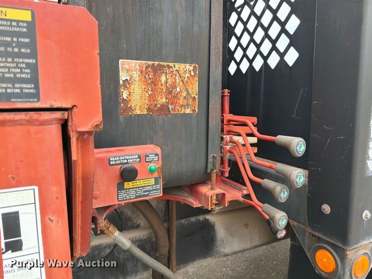image for item MZ9846 2006 International 4300 crane truck
