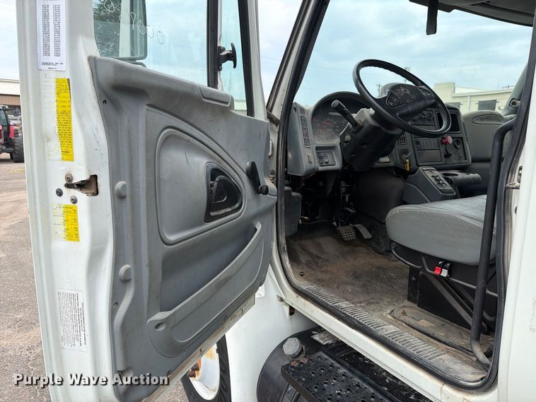 image for item MZ9846 2006 International 4300 crane truck