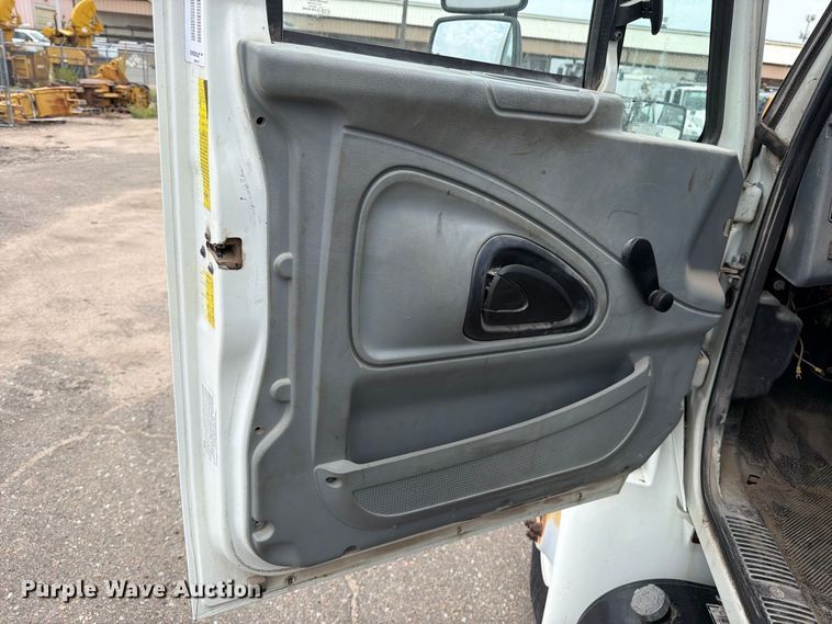 image for item MZ9846 2006 International 4300 crane truck