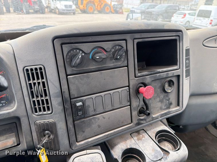 image for item MZ9846 2006 International 4300 crane truck