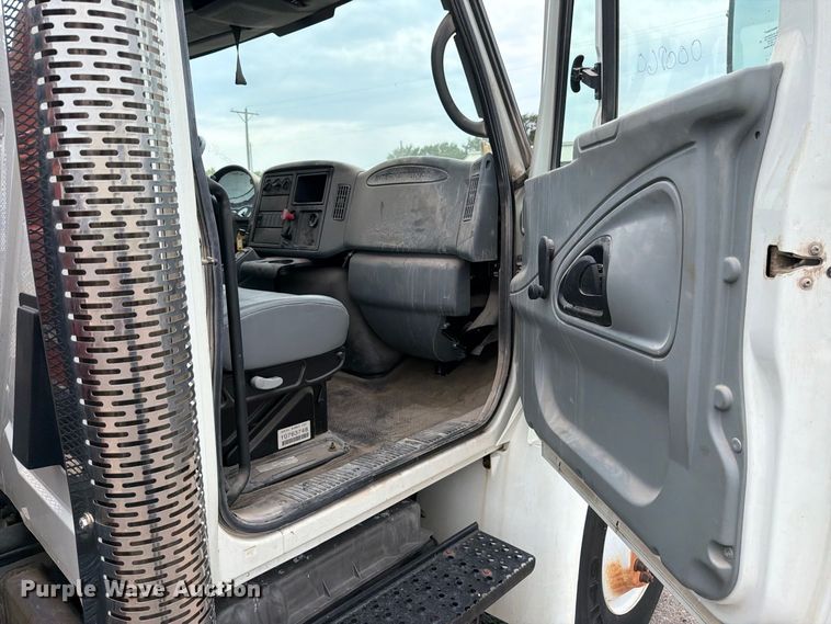 image for item MZ9846 2006 International 4300 crane truck