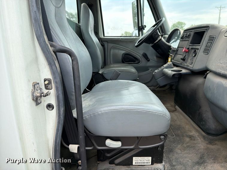 image for item MZ9846 2006 International 4300 crane truck