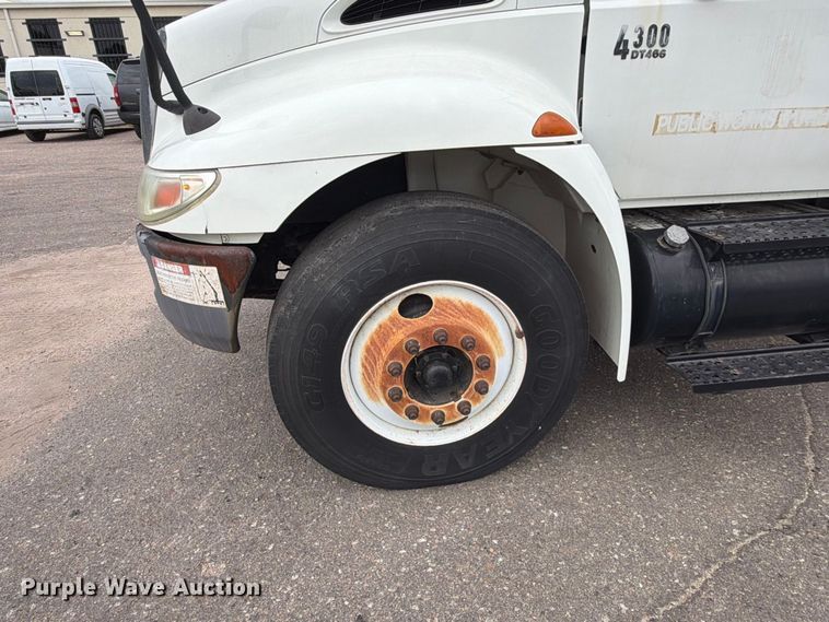 image for item MZ9846 2006 International 4300 crane truck