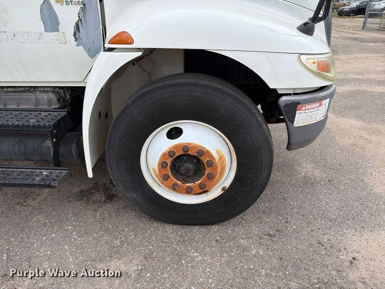 image for item MZ9846 2006 International 4300 crane truck