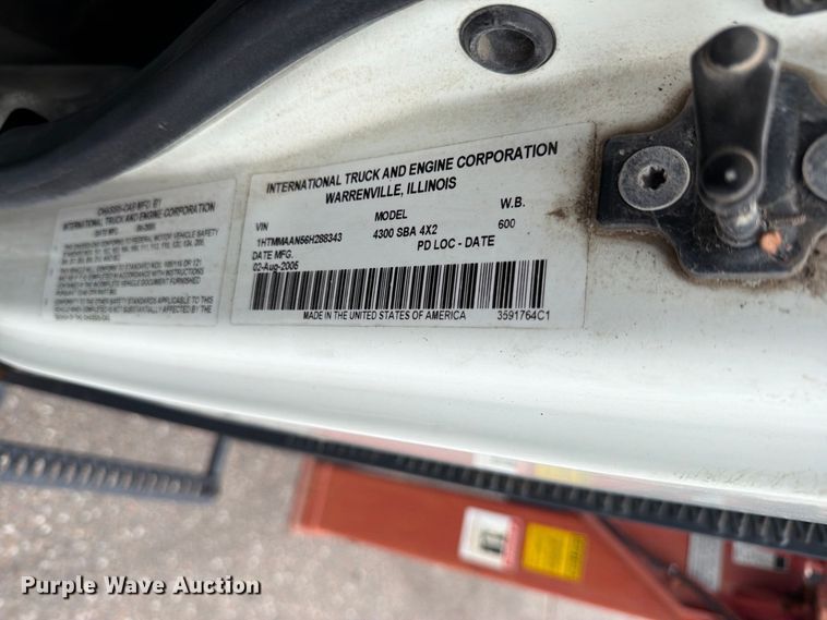 image for item MZ9846 2006 International 4300 crane truck