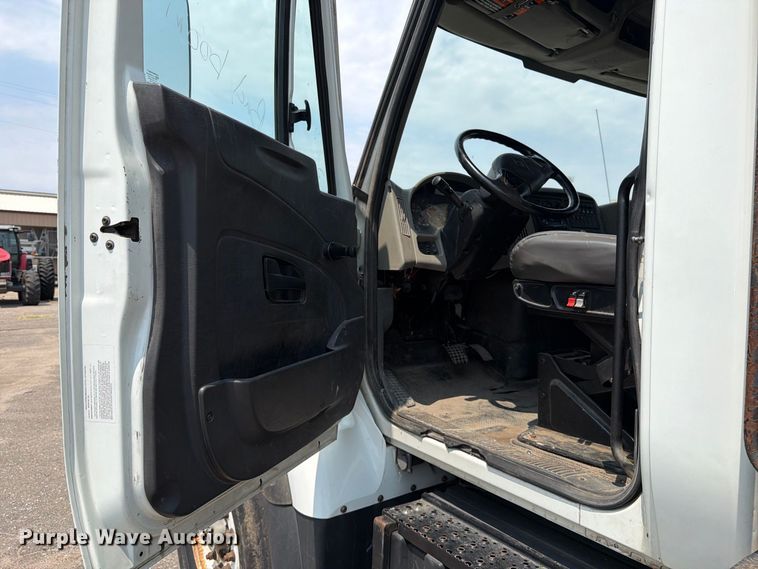 image for item MZ9847 2016 International 7400 grapple crane truck
