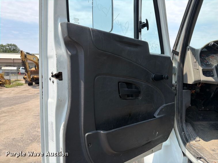 image for item MZ9847 2016 International 7400 grapple crane truck