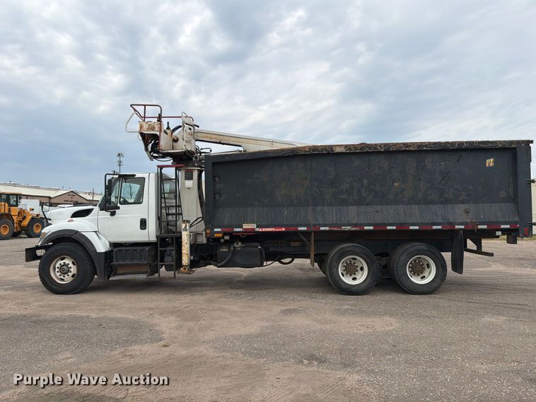 image for item MZ9848 2016 International 7400 grapple crane truck