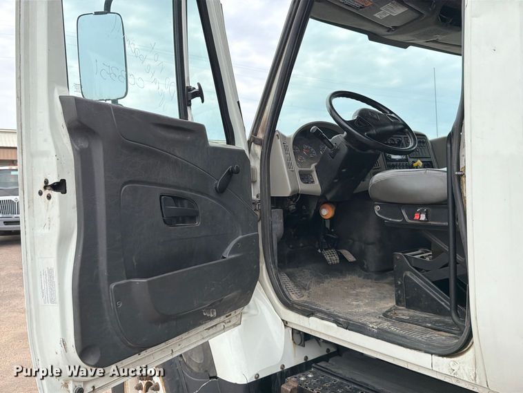 image for item MZ9848 2016 International 7400 grapple crane truck