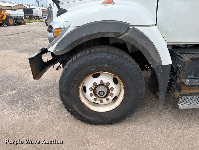 image for item MZ9848 2016 International 7400 grapple crane truck