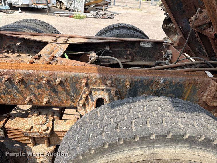 image for item MZ9849 2009 International 7500 dump truck