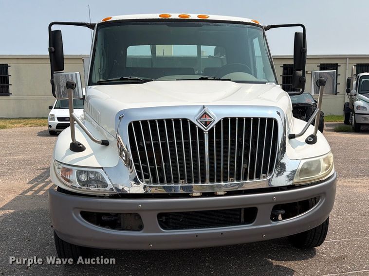 image for item MZ9858 2010 International DuraStar 4100 flatbed truck