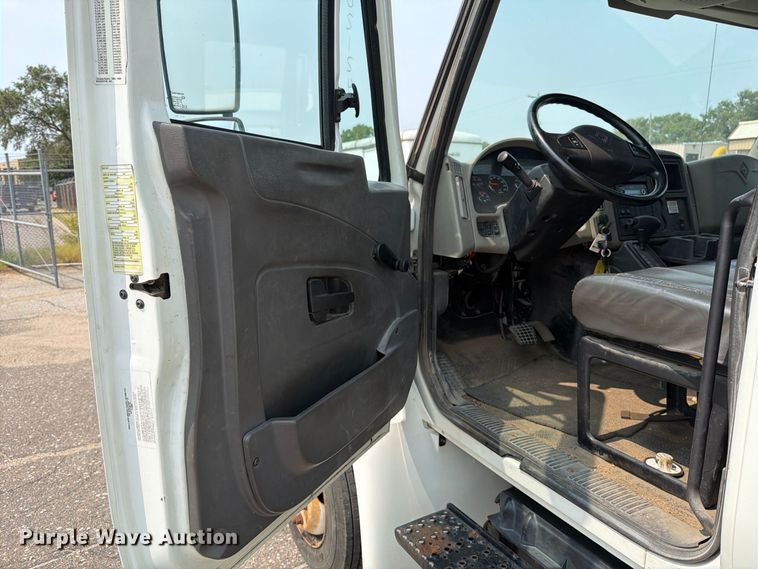 image for item MZ9858 2010 International DuraStar 4100 flatbed truck