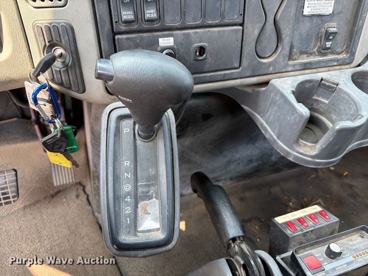 image for item MZ9858 2010 International DuraStar 4100 flatbed truck