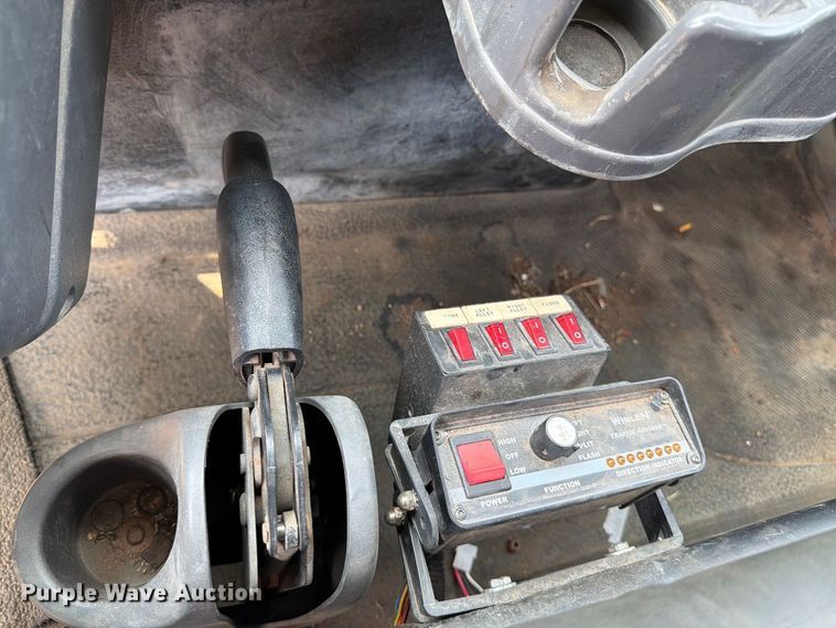 image for item MZ9858 2010 International DuraStar 4100 flatbed truck