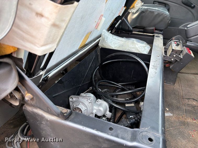 image for item MZ9858 2010 International DuraStar 4100 flatbed truck