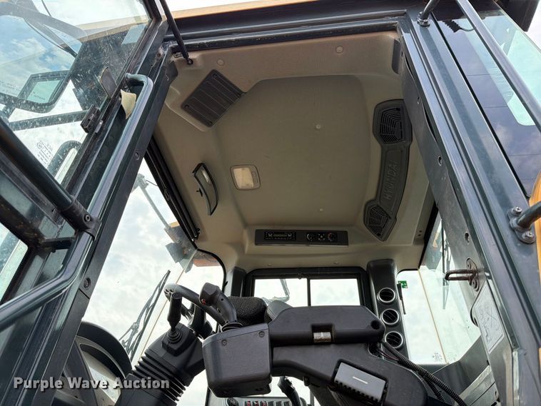 image for item MZ9859 2018 Hyundai HL955XT wheel loader