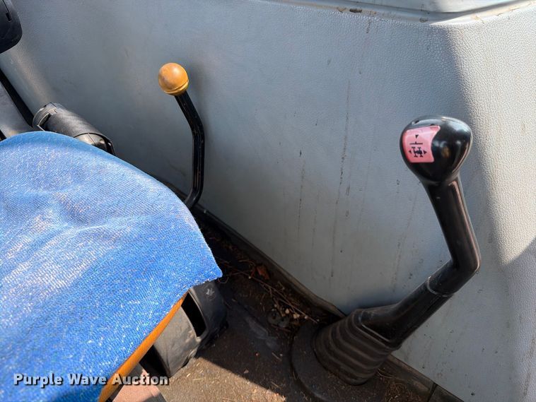 image for item MZ9861 2008 New Holland T5040 MFWD tractor