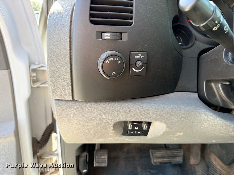 image for item DU1510 2013 Chevrolet Silverado 1500 Crew Cab pickup truck