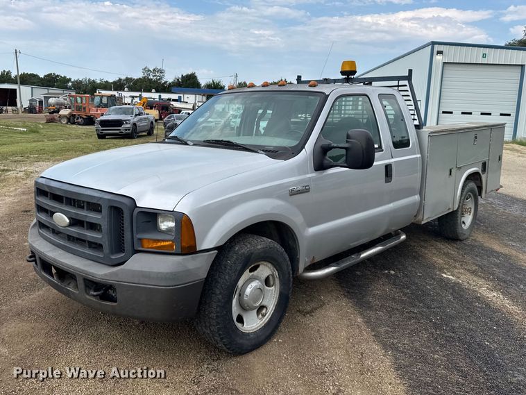2005 Ford F350 Super Duty Ext. Cab utility bed pickup truck