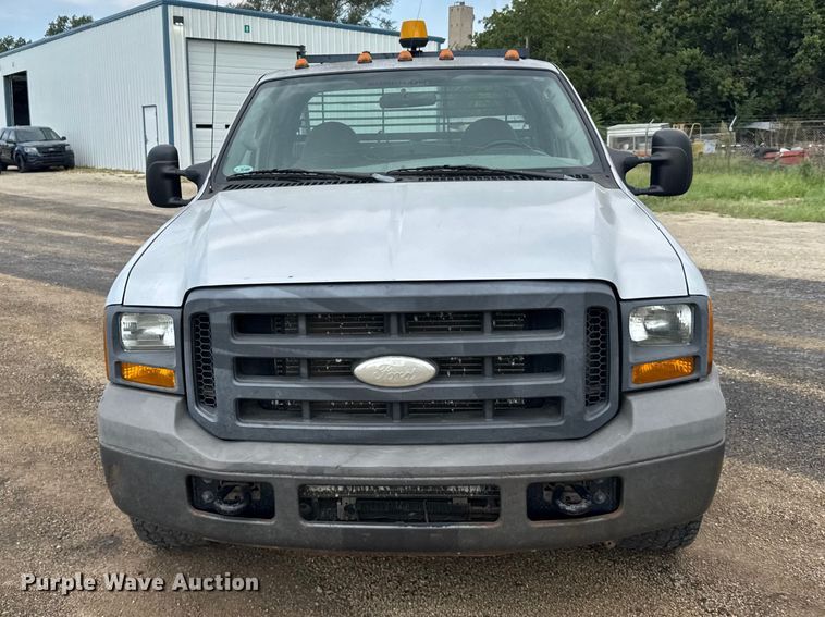 image for item DY3159 2005 Ford F350 Super Duty Ext. Cab utility bed pickup truck