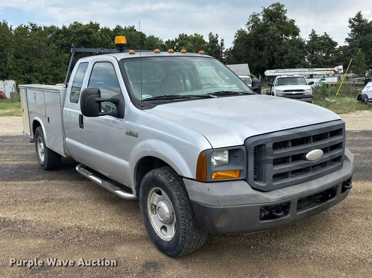 image for item DY3159 2005 Ford F350 Super Duty Ext. Cab utility bed pickup truck
