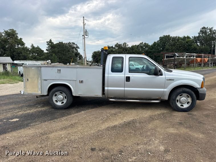 image for item DY3159 2005 Ford F350 Super Duty Ext. Cab utility bed pickup truck