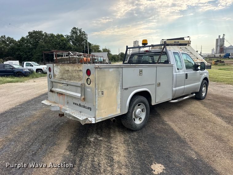 image for item DY3159 2005 Ford F350 Super Duty Ext. Cab utility bed pickup truck