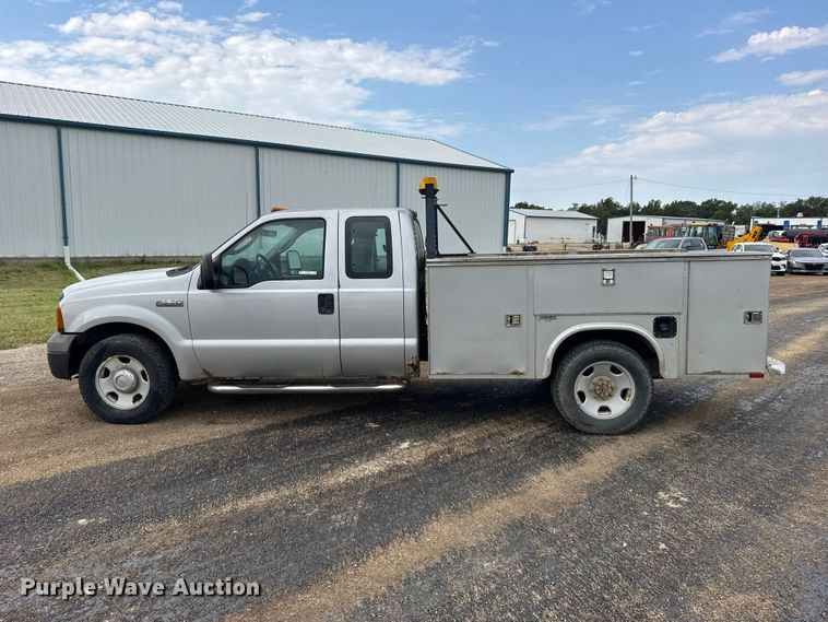 image for item DY3159 2005 Ford F350 Super Duty Ext. Cab utility bed pickup truck