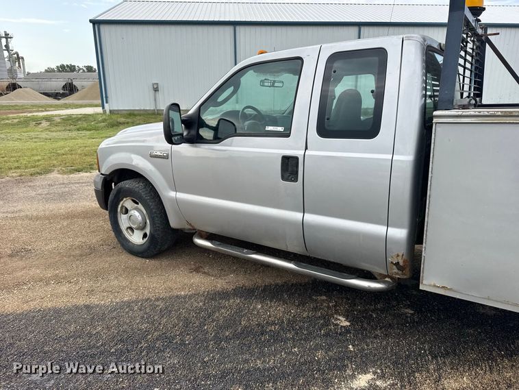 image for item DY3159 2005 Ford F350 Super Duty Ext. Cab utility bed pickup truck