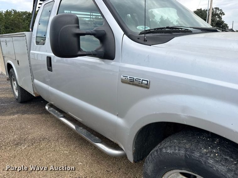 image for item DY3159 2005 Ford F350 Super Duty Ext. Cab utility bed pickup truck