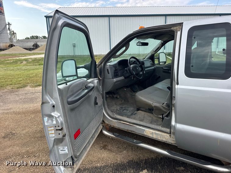 image for item DY3159 2005 Ford F350 Super Duty Ext. Cab utility bed pickup truck