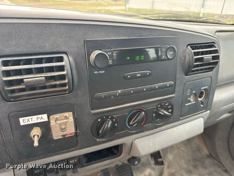 image for item DY3159 2005 Ford F350 Super Duty Ext. Cab utility bed pickup truck