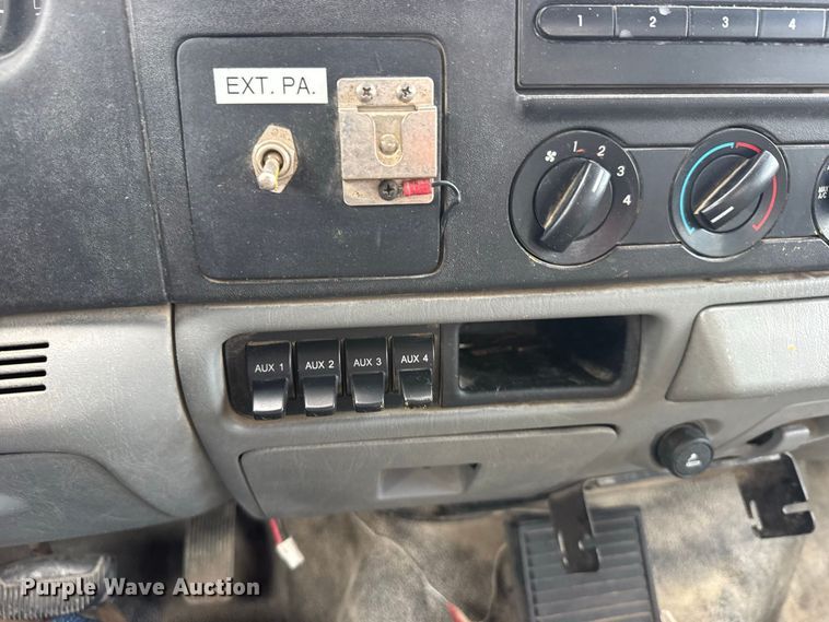 image for item DY3159 2005 Ford F350 Super Duty Ext. Cab utility bed pickup truck