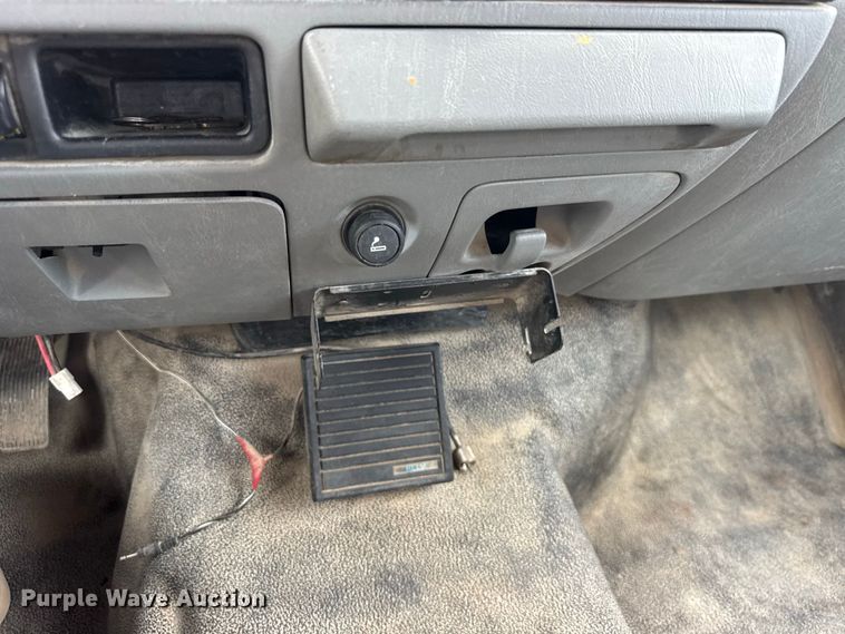 image for item DY3159 2005 Ford F350 Super Duty Ext. Cab utility bed pickup truck