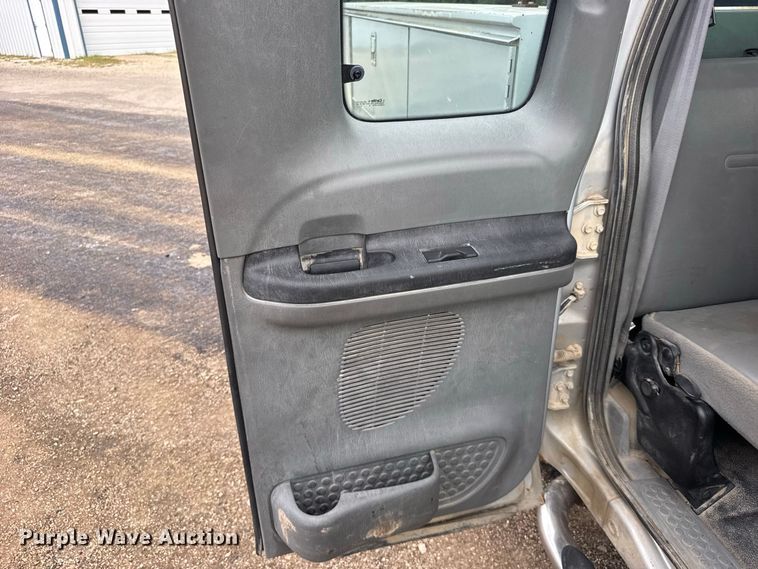 image for item DY3159 2005 Ford F350 Super Duty Ext. Cab utility bed pickup truck