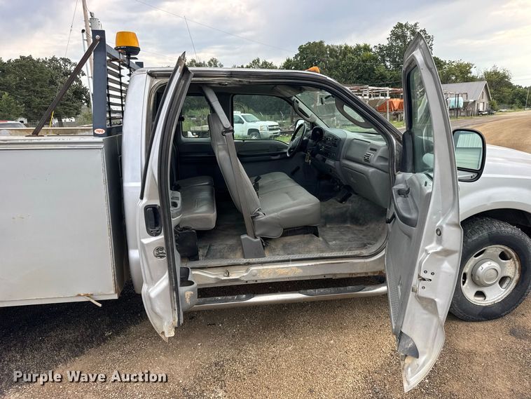 image for item DY3159 2005 Ford F350 Super Duty Ext. Cab utility bed pickup truck