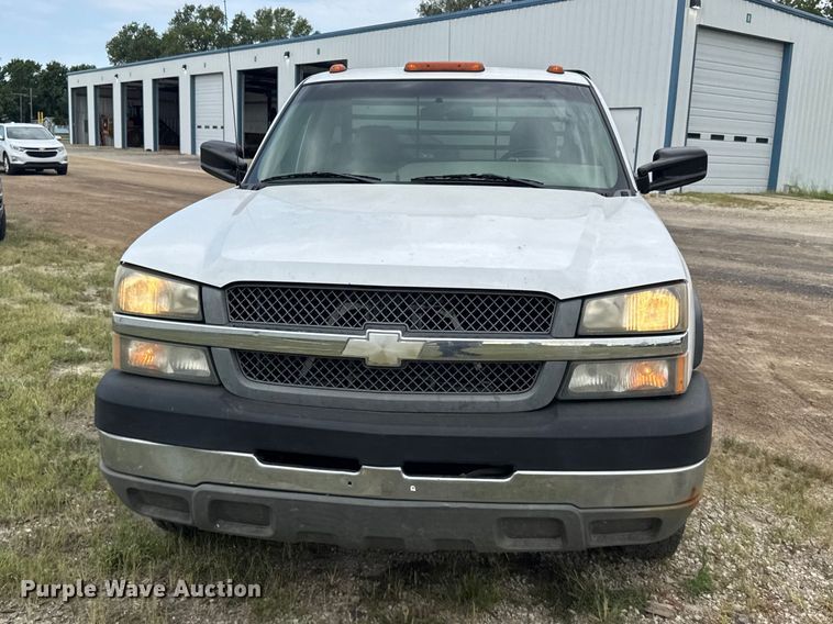 image for item DY3162 2003 Chevrolet Silverado 3500 flatbed pickup truck