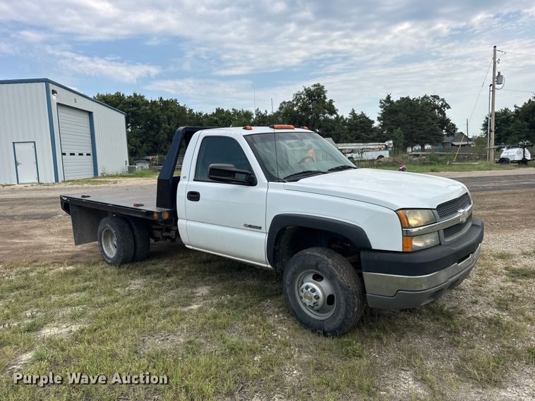 image for item DY3162 2003 Chevrolet Silverado 3500 flatbed pickup truck