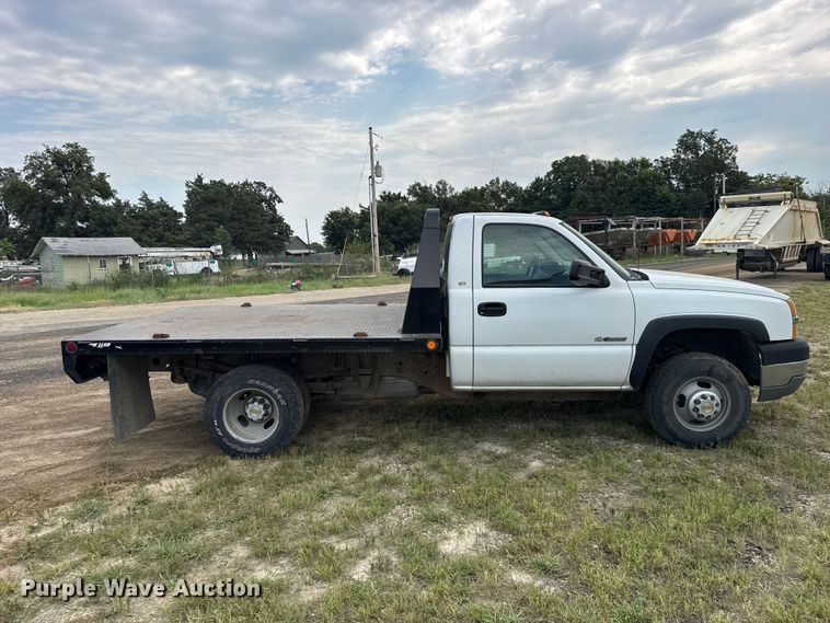 image for item DY3162 2003 Chevrolet Silverado 3500 flatbed pickup truck