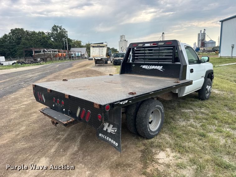 image for item DY3162 2003 Chevrolet Silverado 3500 flatbed pickup truck