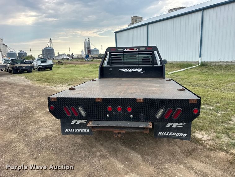 image for item DY3162 2003 Chevrolet Silverado 3500 flatbed pickup truck