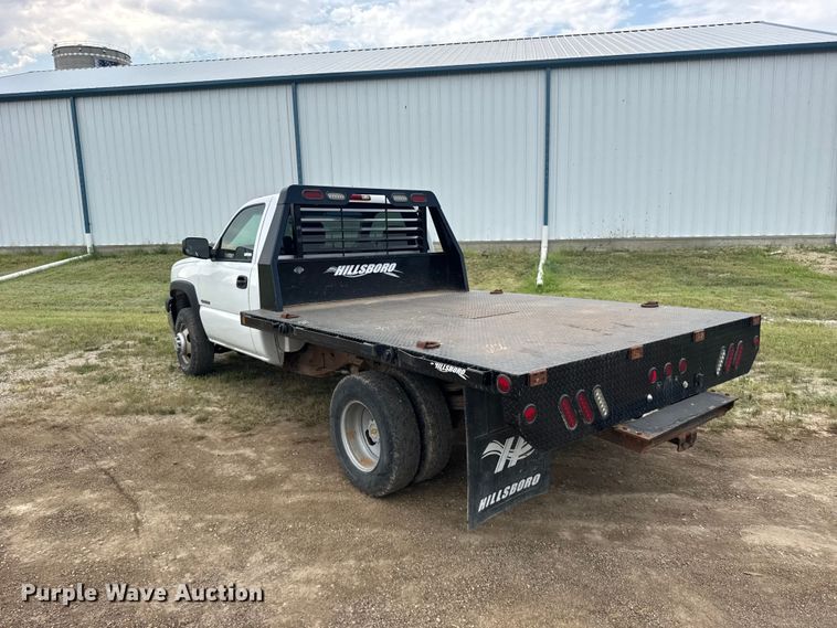image for item DY3162 2003 Chevrolet Silverado 3500 flatbed pickup truck