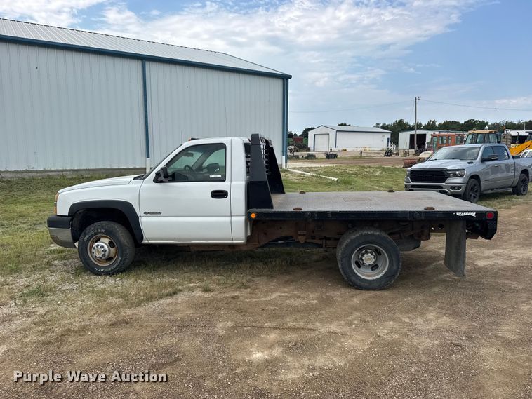 image for item DY3162 2003 Chevrolet Silverado 3500 flatbed pickup truck
