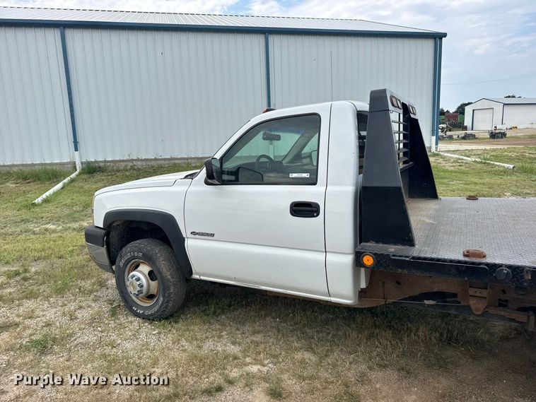 image for item DY3162 2003 Chevrolet Silverado 3500 flatbed pickup truck