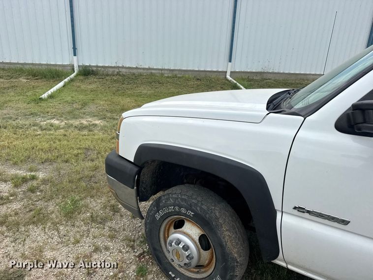 image for item DY3162 2003 Chevrolet Silverado 3500 flatbed pickup truck