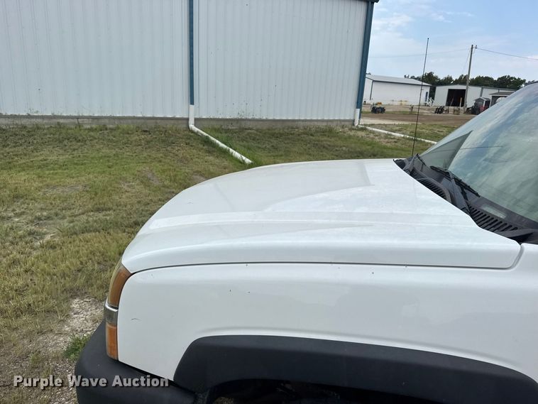 image for item DY3162 2003 Chevrolet Silverado 3500 flatbed pickup truck