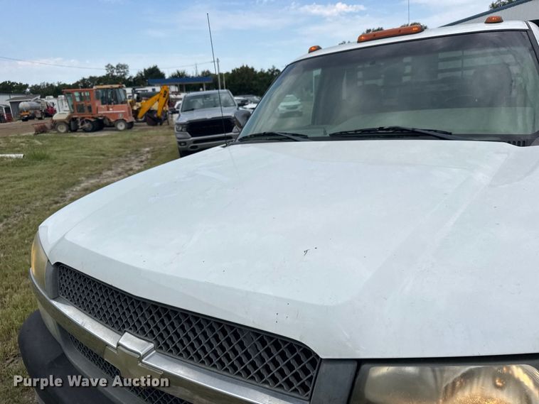 image for item DY3162 2003 Chevrolet Silverado 3500 flatbed pickup truck