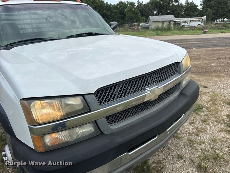 image for item DY3162 2003 Chevrolet Silverado 3500 flatbed pickup truck